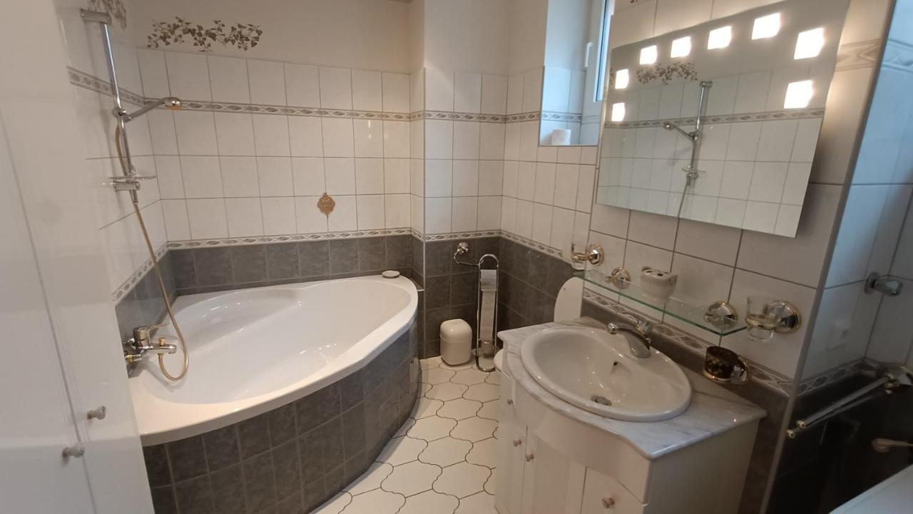 Apartments Stubsi With Colonnade View 카를로비바리 외부 사진